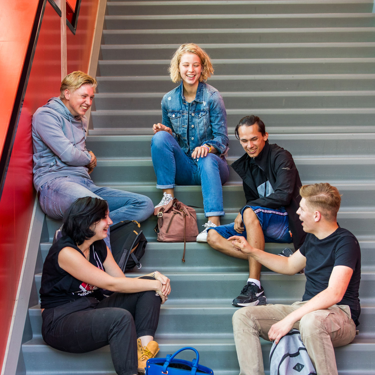 Meisje zittend op een bank voor kluisjes