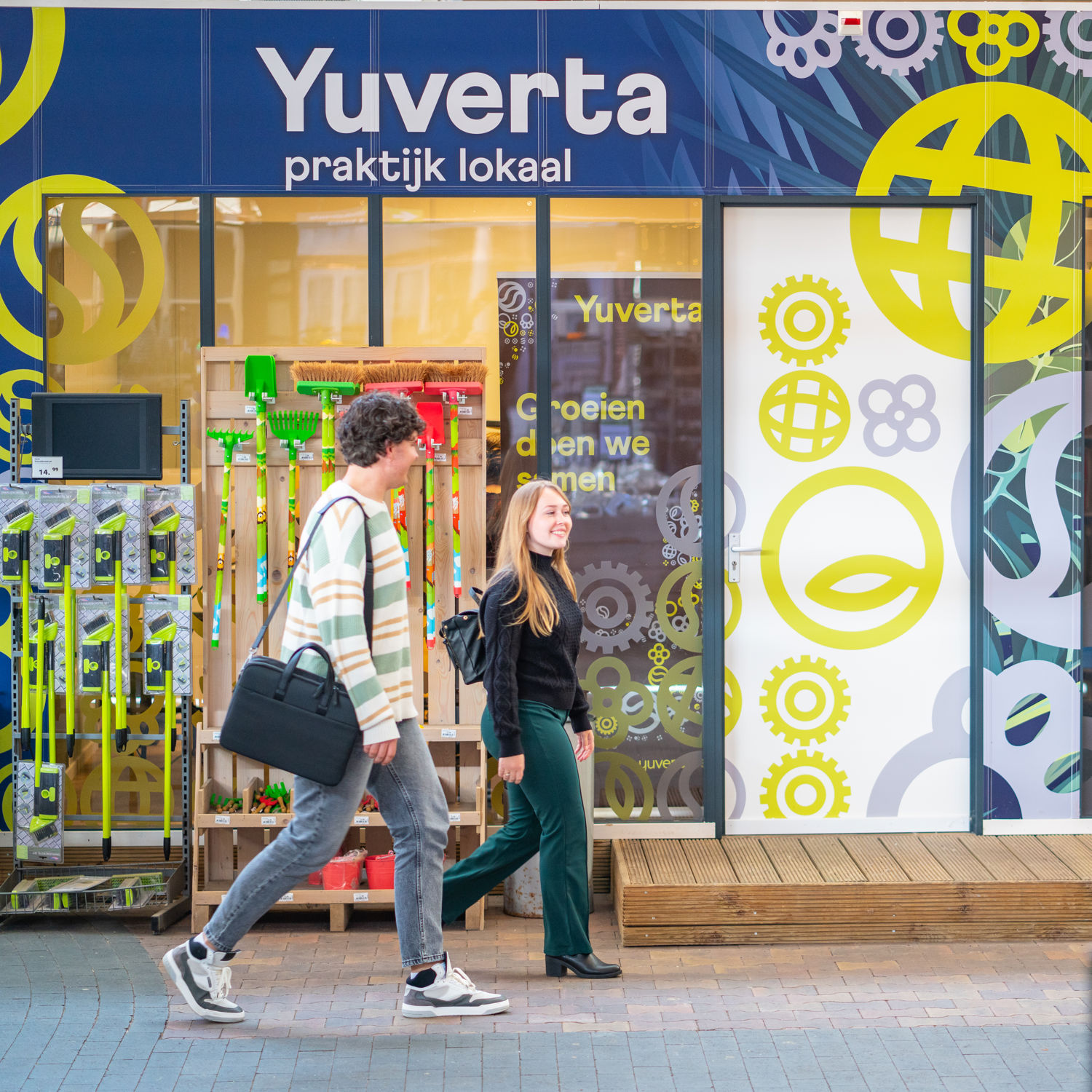 Meisje zittend op een bank voor kluisjes