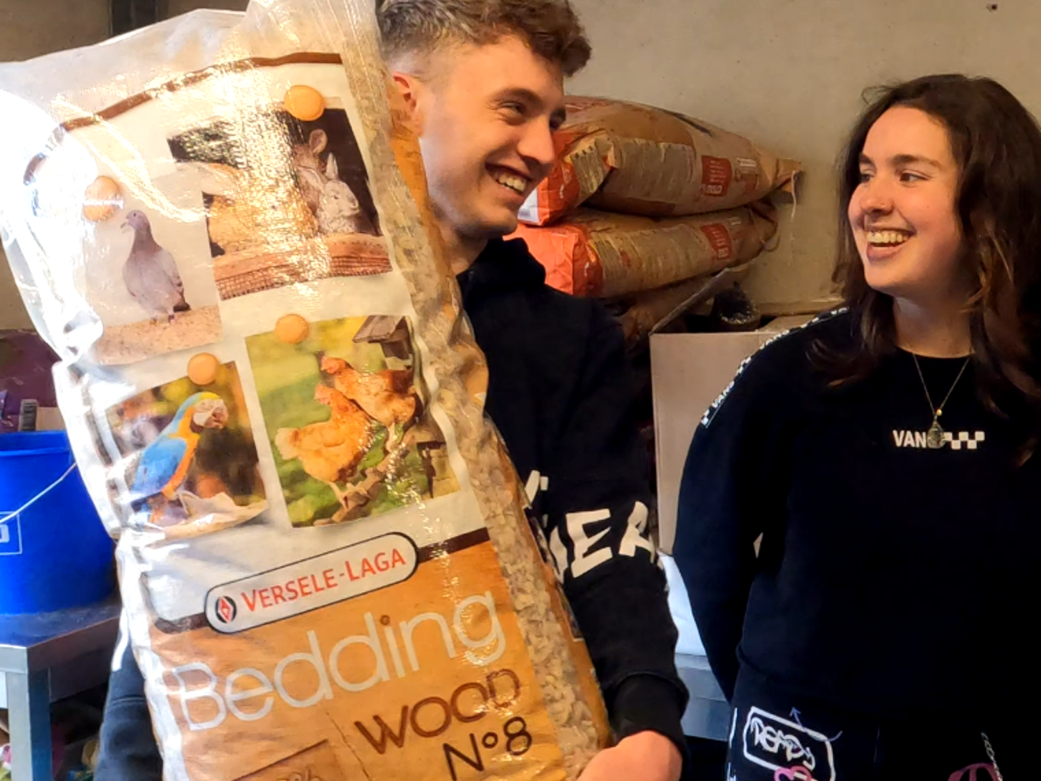 Leerling lachend voor een boekenkast