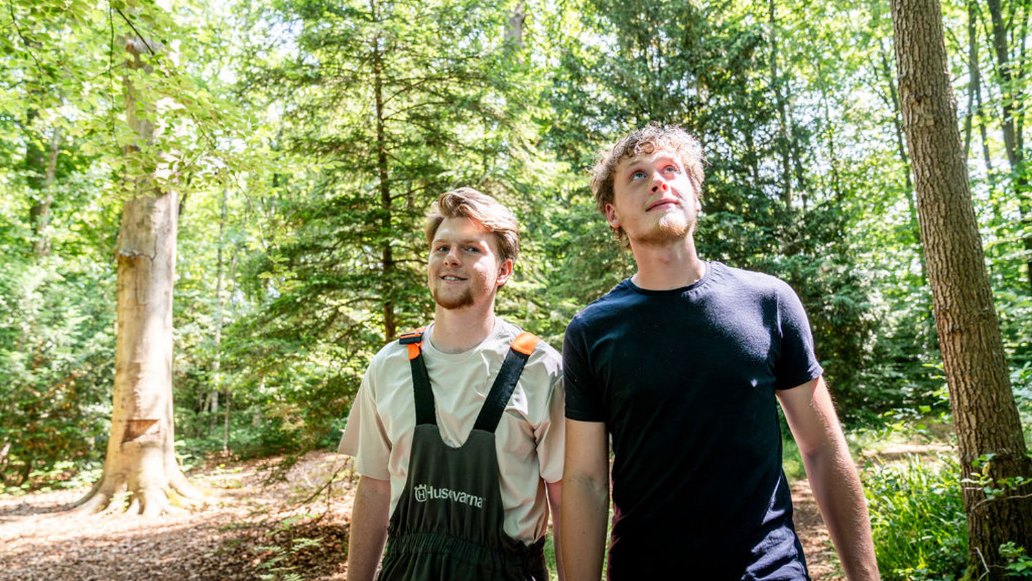 Meisje zittend op een bank voor kluisjes