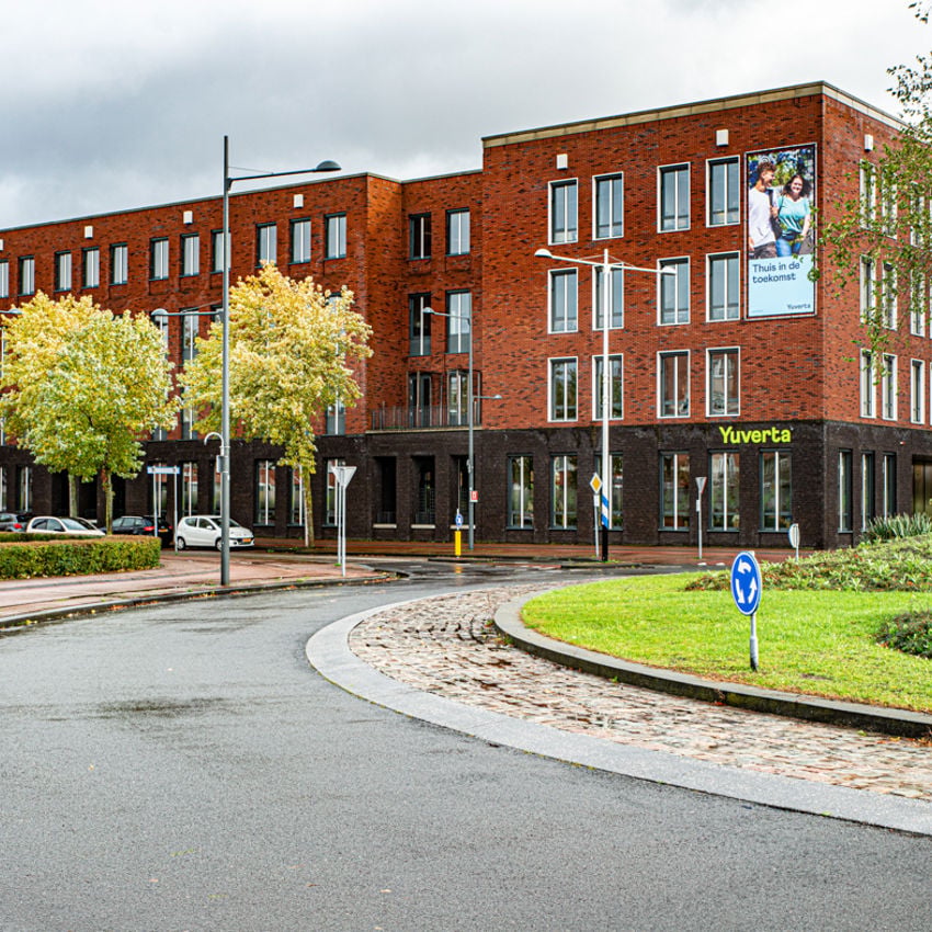 Meisje zittend op een bank voor kluisjes
