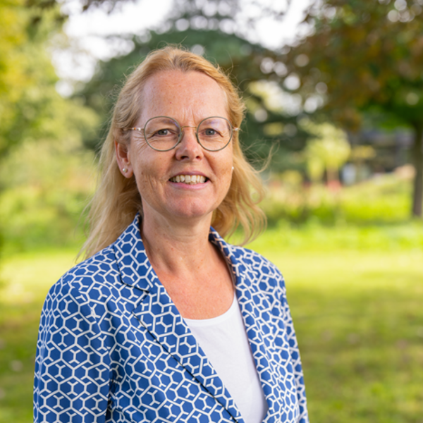 Leerling kust de neus van een paard