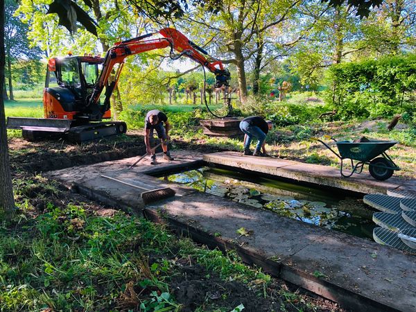 Meisje zittend op een bank voor kluisjes