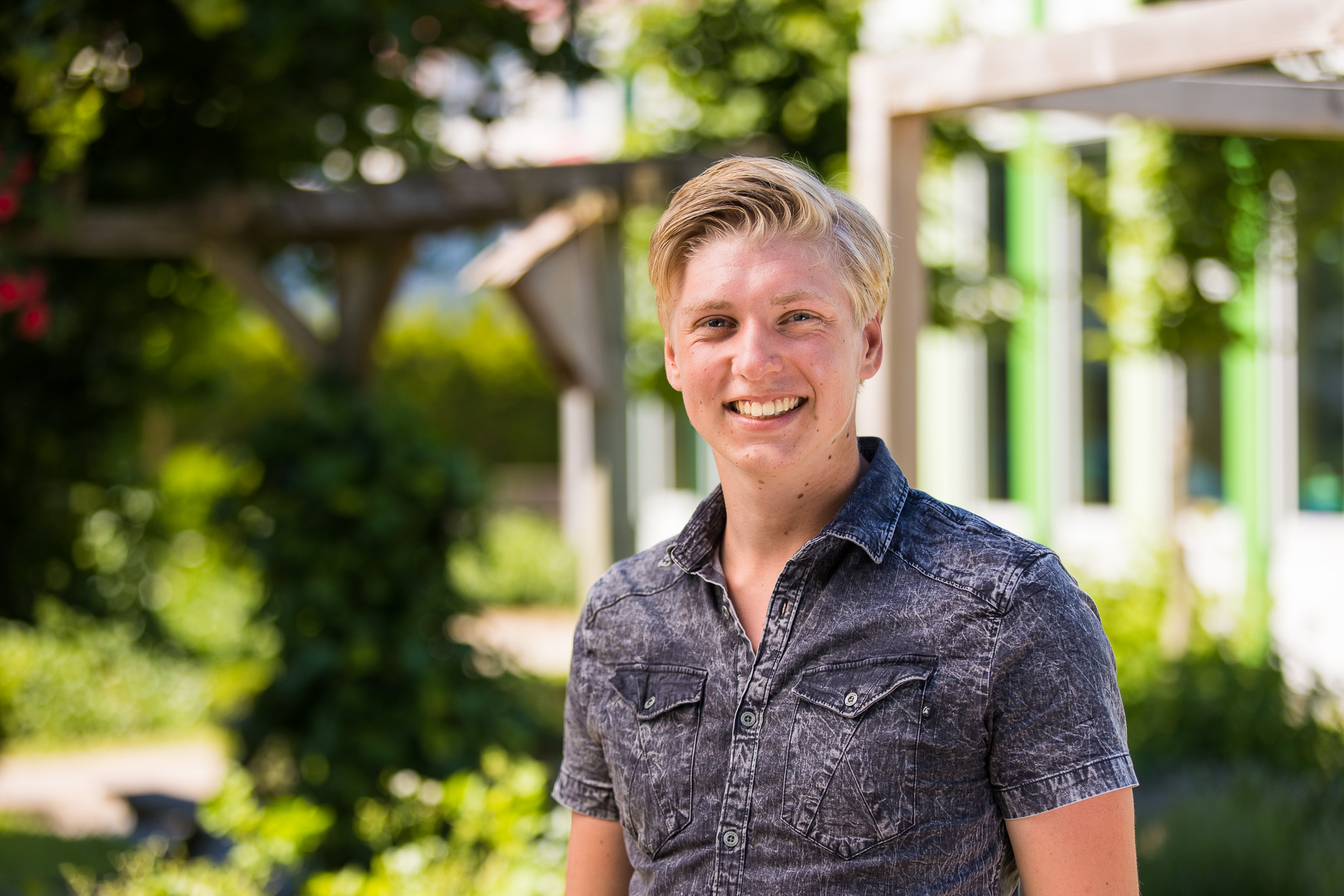 Een lachende student