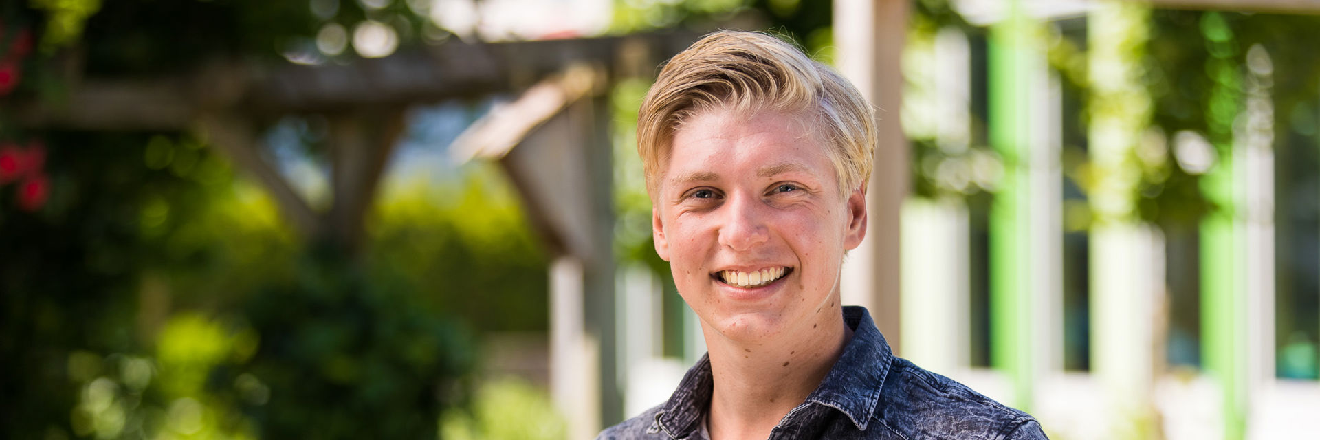 Een lachende student