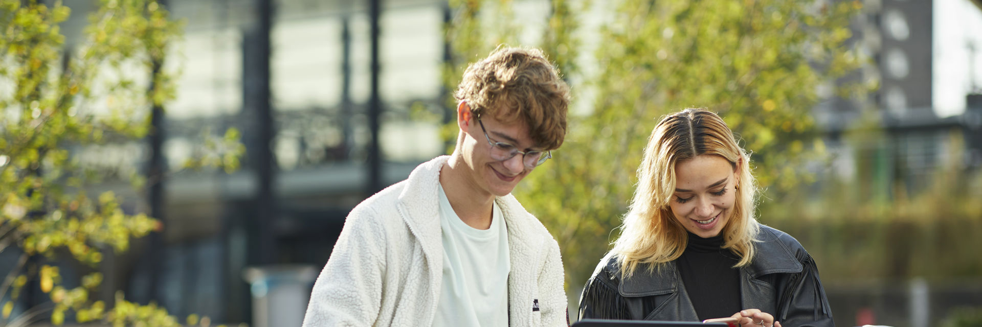 Twee studenten met laptop