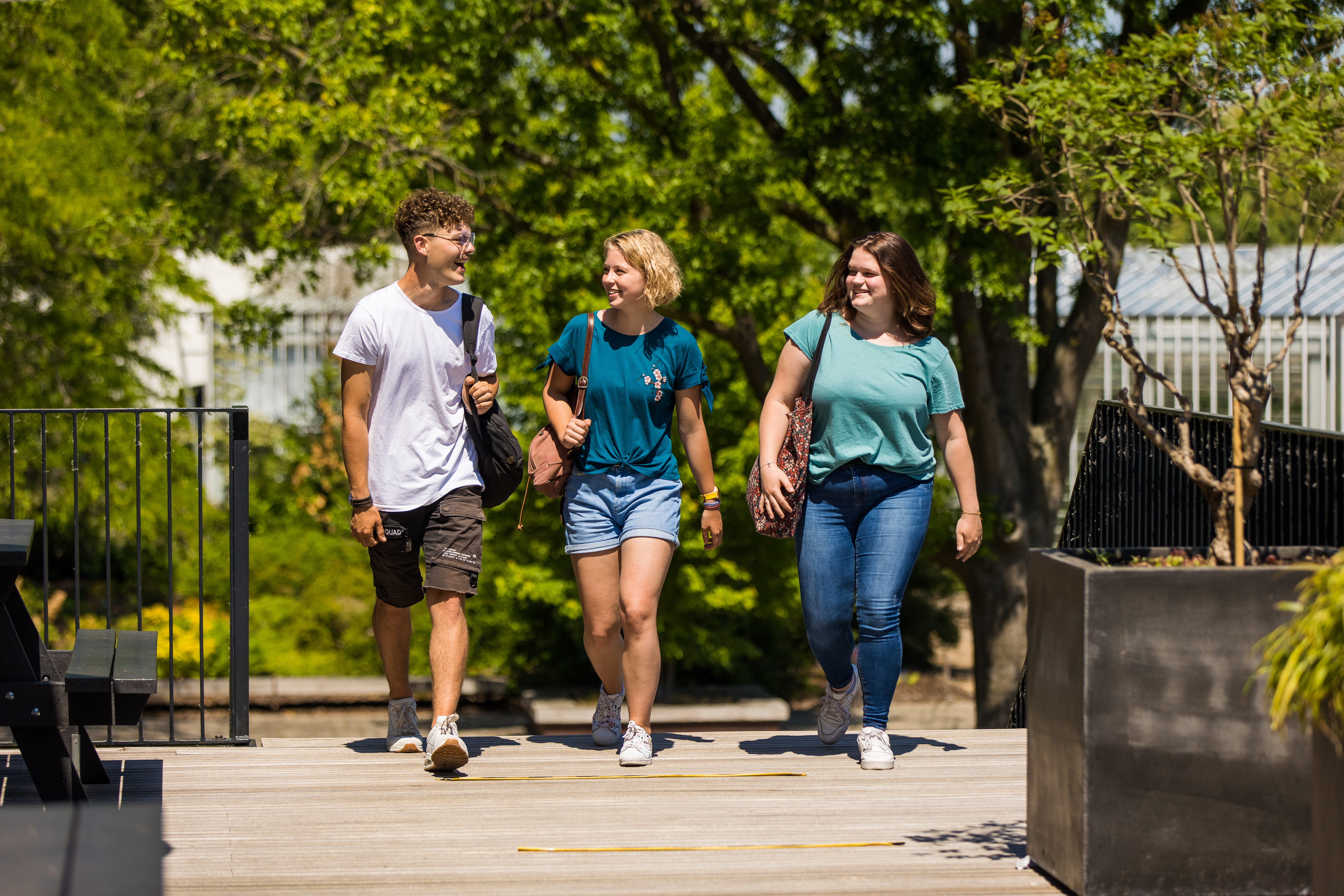 Drie studenten lopen buiten samen