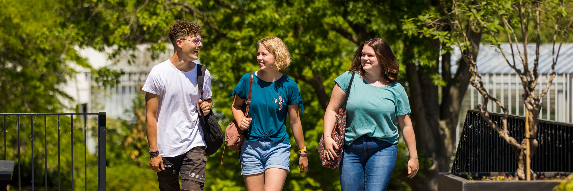 Drie studenten lopen buiten samen