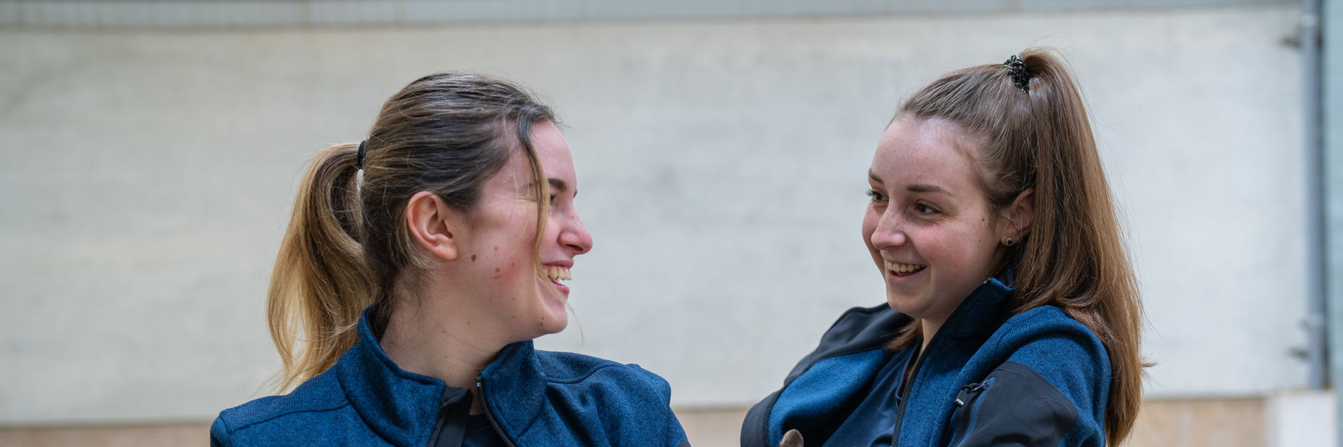 Twee studenten houden konijnen vast