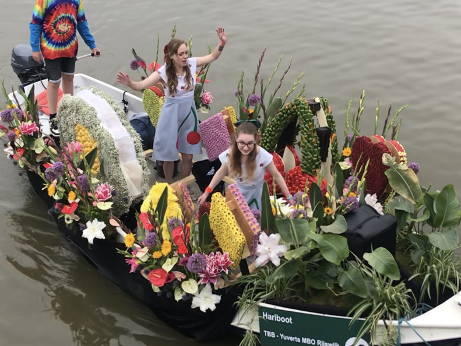 Leerling lachend voor een boekenkast