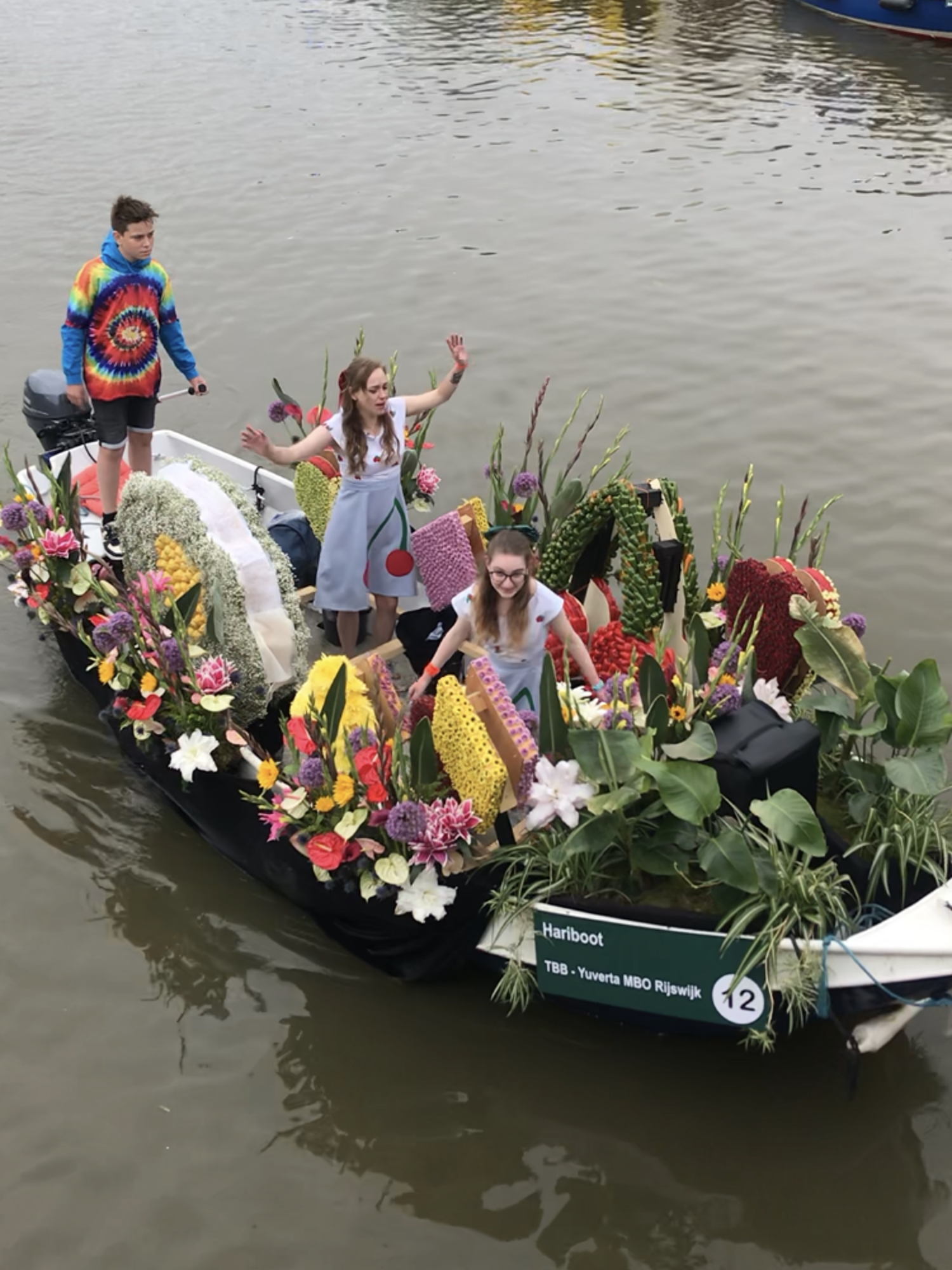 Een hovenier werkt aan een verticale tuin