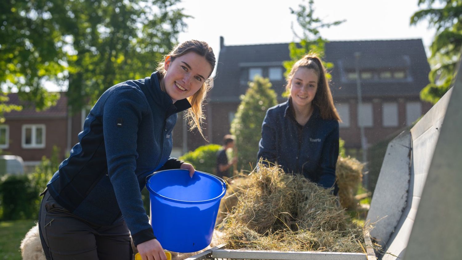 Onze vakdocent Duncan buiten bij een groep eenden