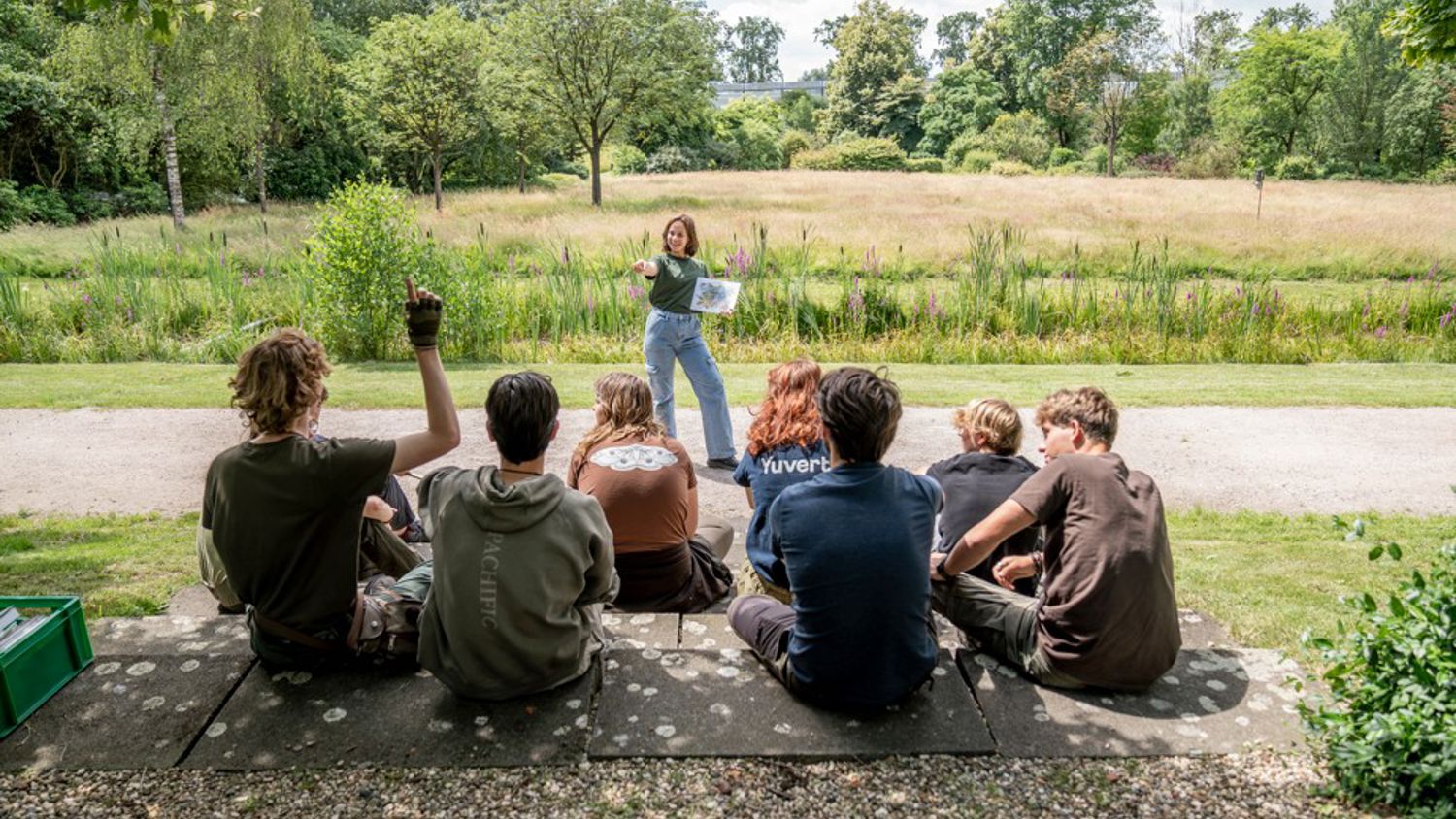 Meisje zittend op een bank voor kluisjes