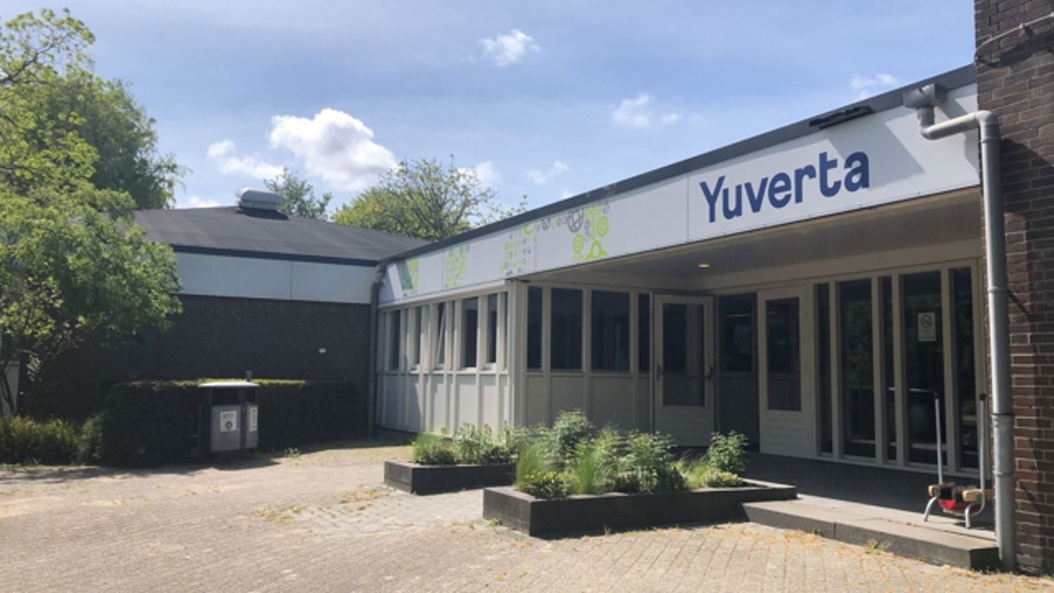 Meisje zittend op een bank voor kluisjes
