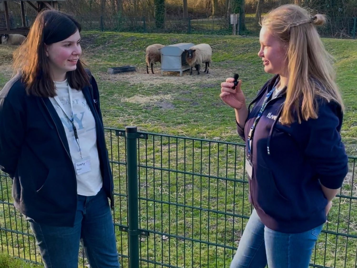 Leerling lachend voor een boekenkast