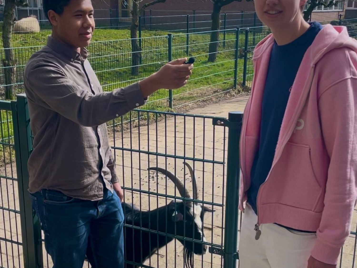 Leerling lachend voor een boekenkast