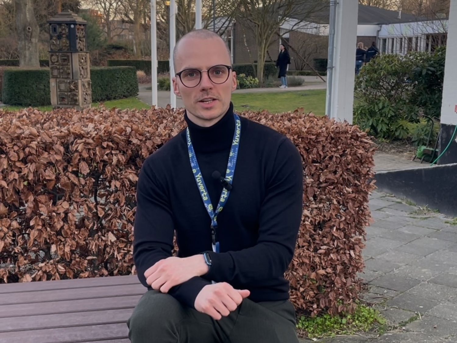 Leerling lachend voor een boekenkast
