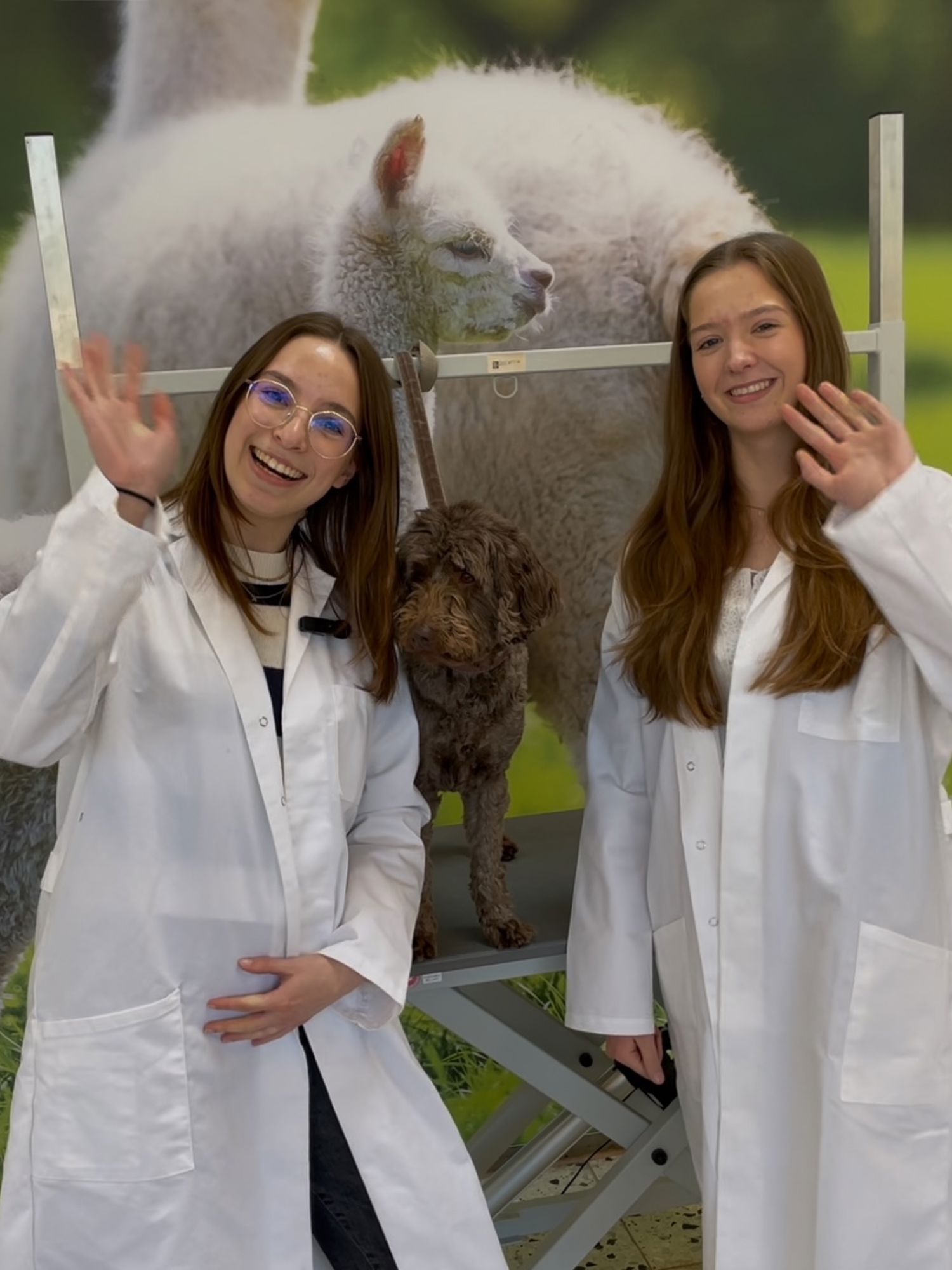 Een hoveniersstudent houdt lachend een vlag vast van Yuverta