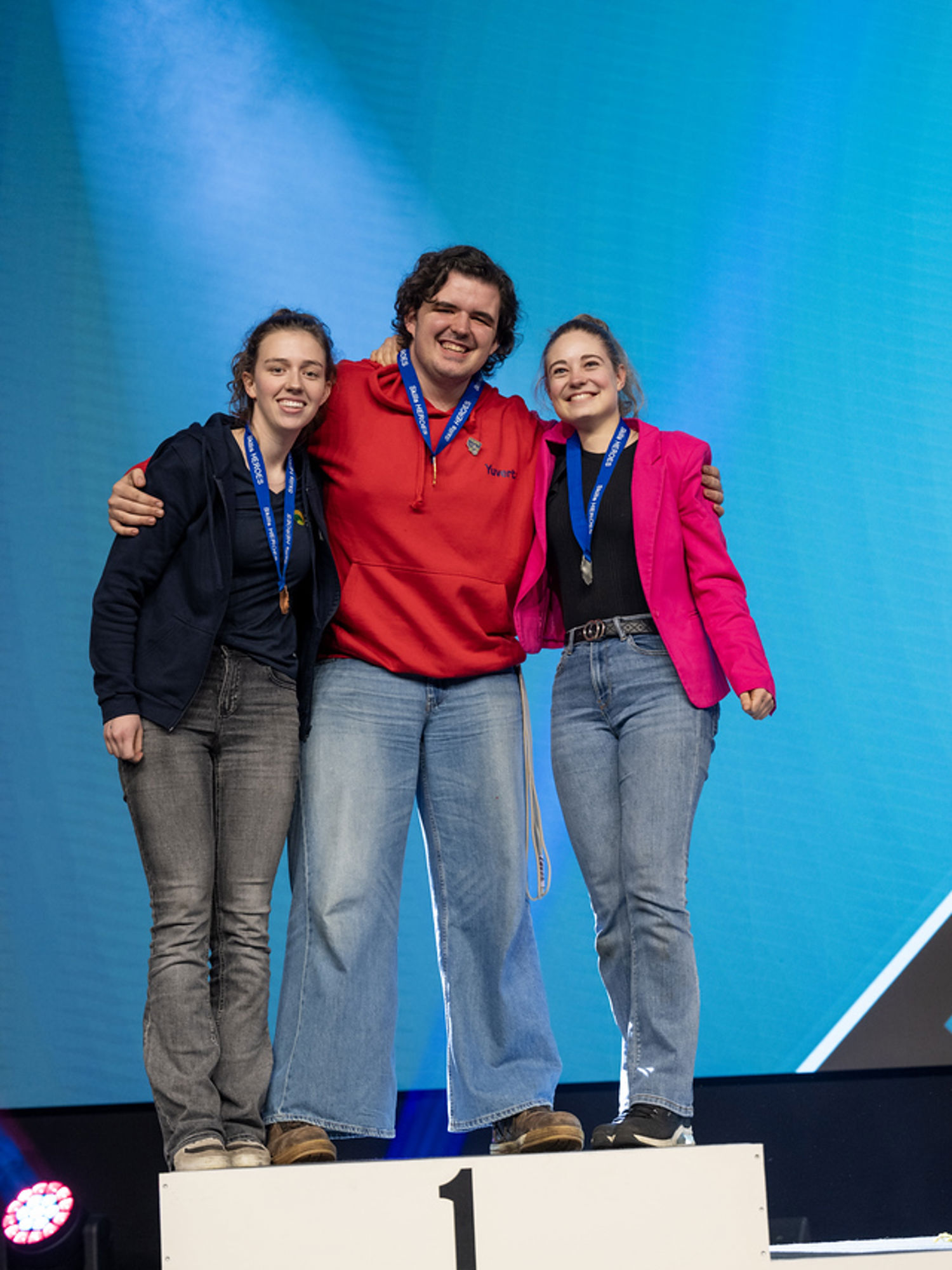 Docent van Yuverta vmbo Eindhoven neemt een vlog op met zijn eigen telefoon