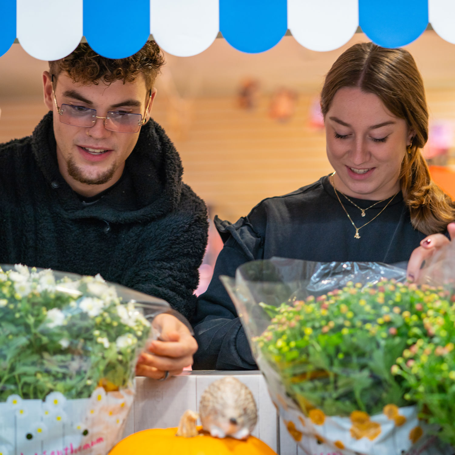 Docent leidt groep lachende studenten in klaslokaal