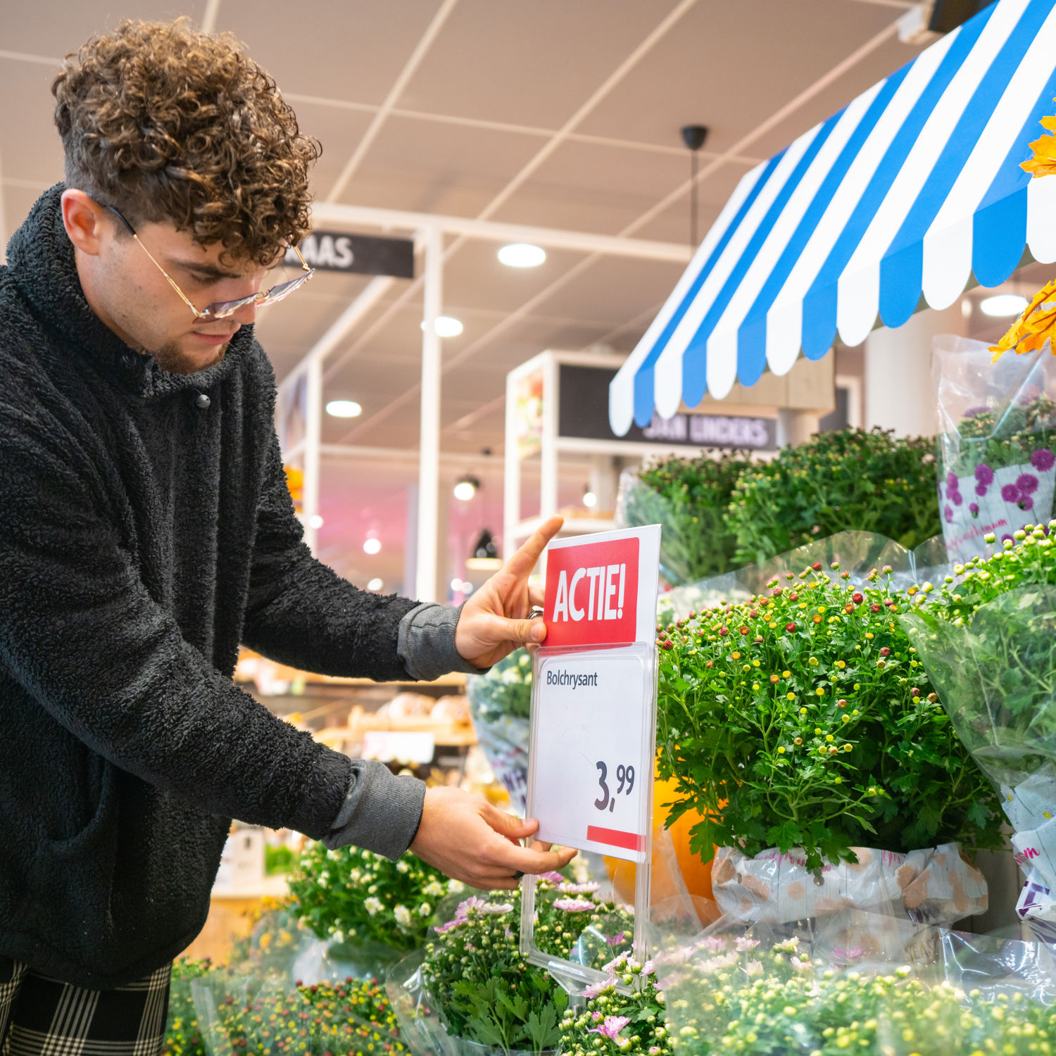 Meisje zittend op een bank voor kluisjes