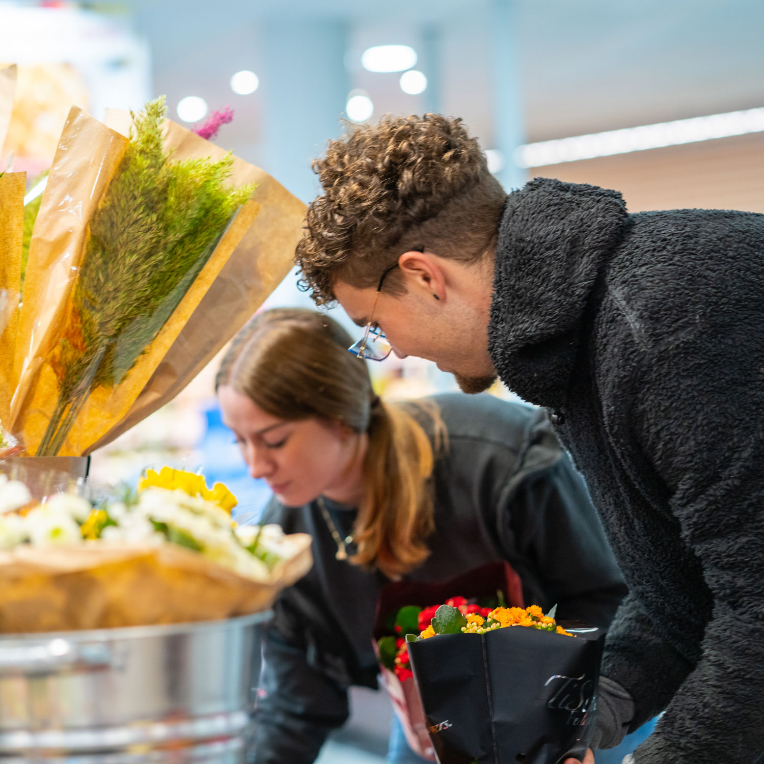Meisje zittend op een bank voor kluisjes
