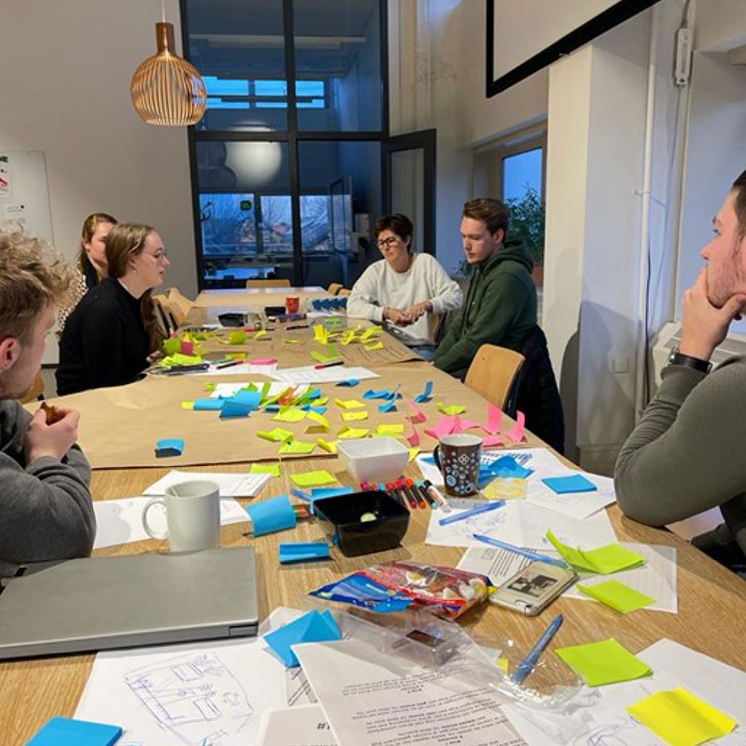 Onze vakdocent Duncan buiten bij een groep eenden