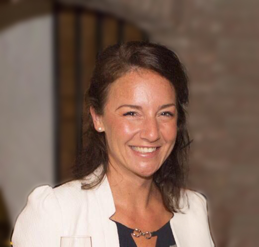 Meisje zittend op een bank voor kluisjes