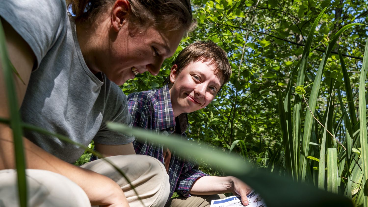 Een student met planten in de hand