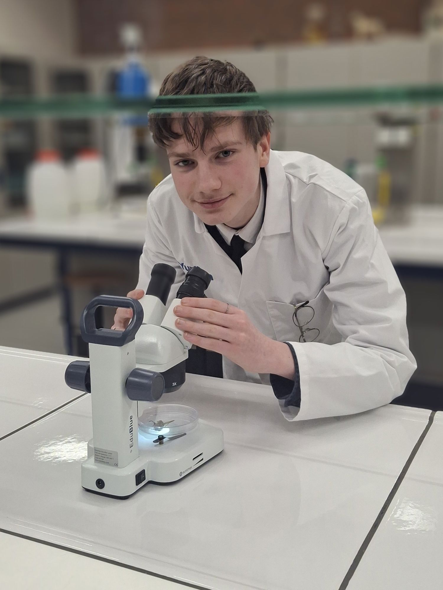 Meisje zittend op een bank voor kluisjes