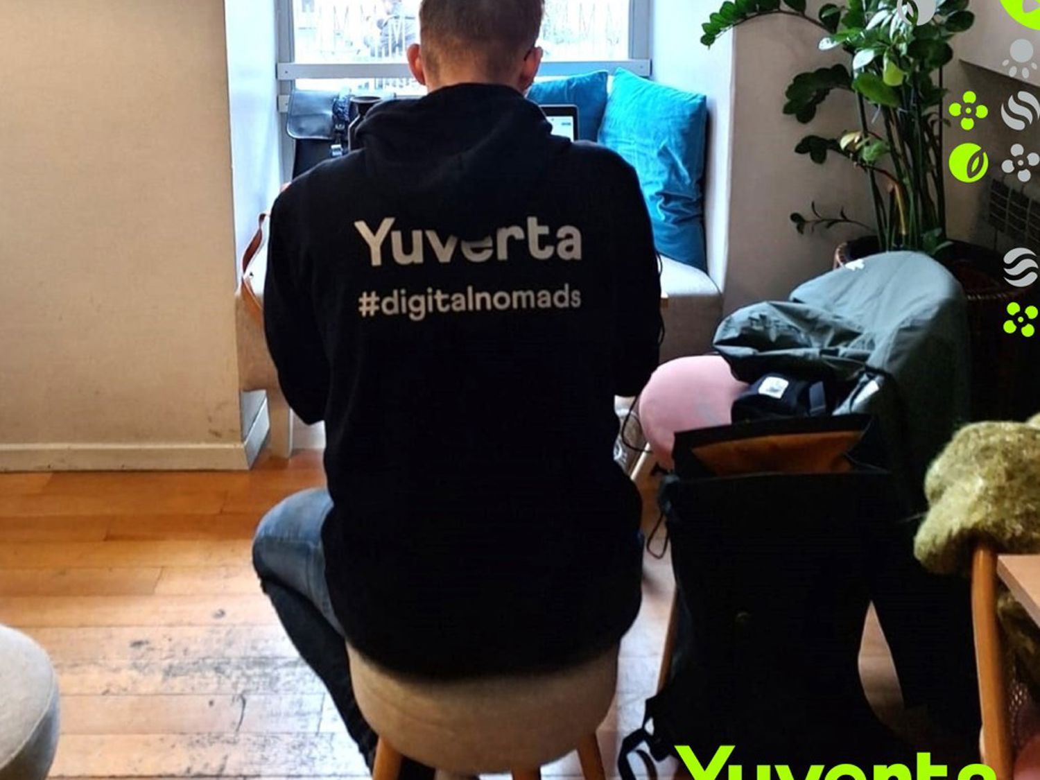 Bloemstudent in aanloop naar WorldSkills Lyon met de vlag van Yuverta