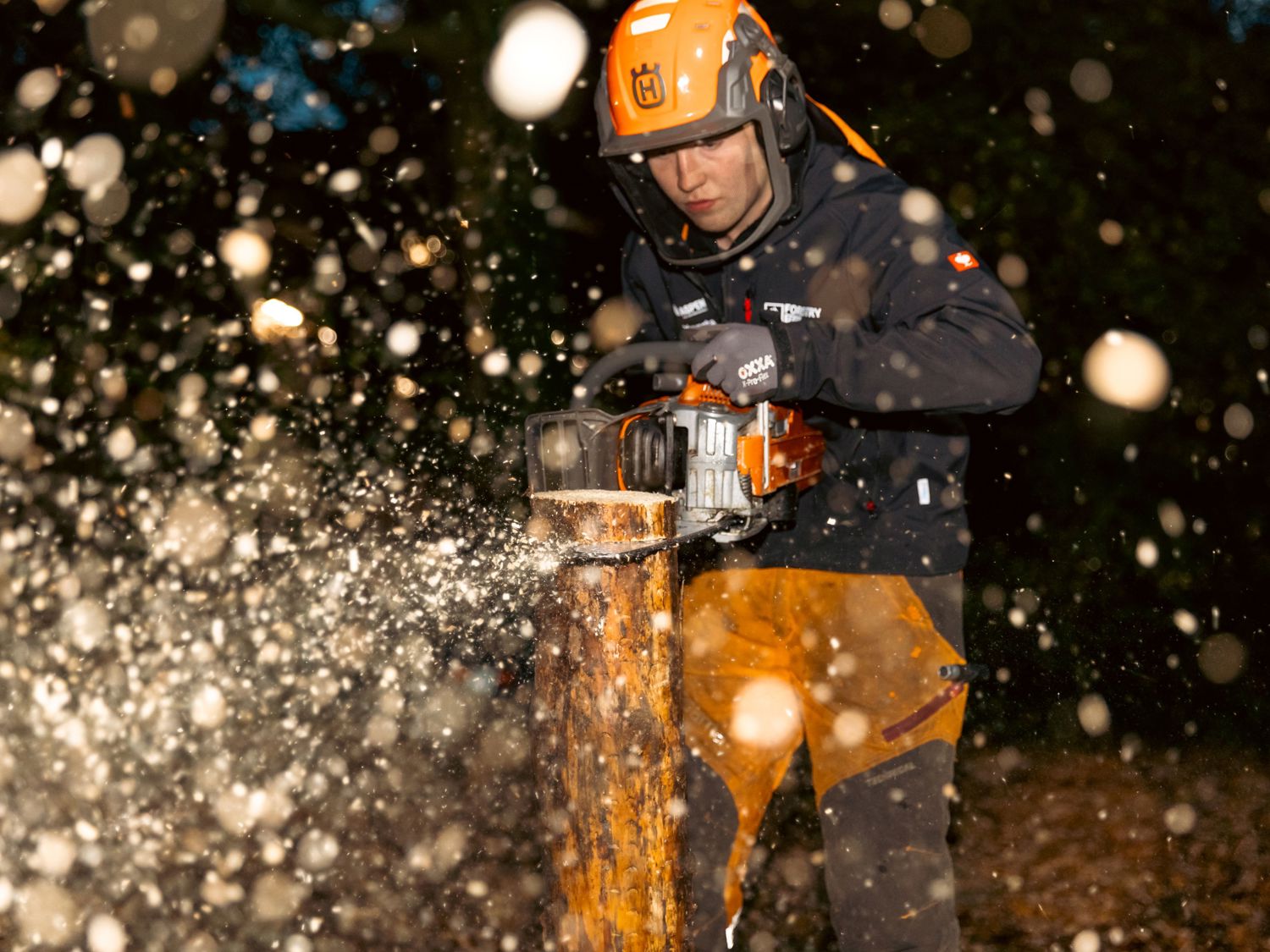 Bloemstudent in aanloop naar WorldSkills Lyon met de vlag van Yuverta