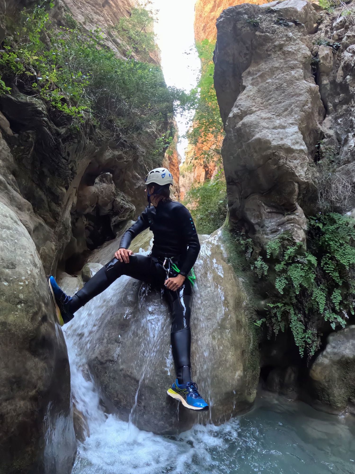 Meisje zittend op een bank voor kluisjes