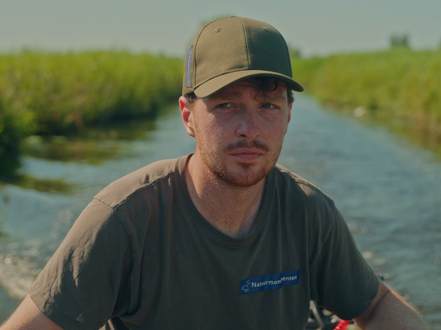 Docent van Yuverta vmbo Eindhoven neemt een vlog op met zijn eigen telefoon