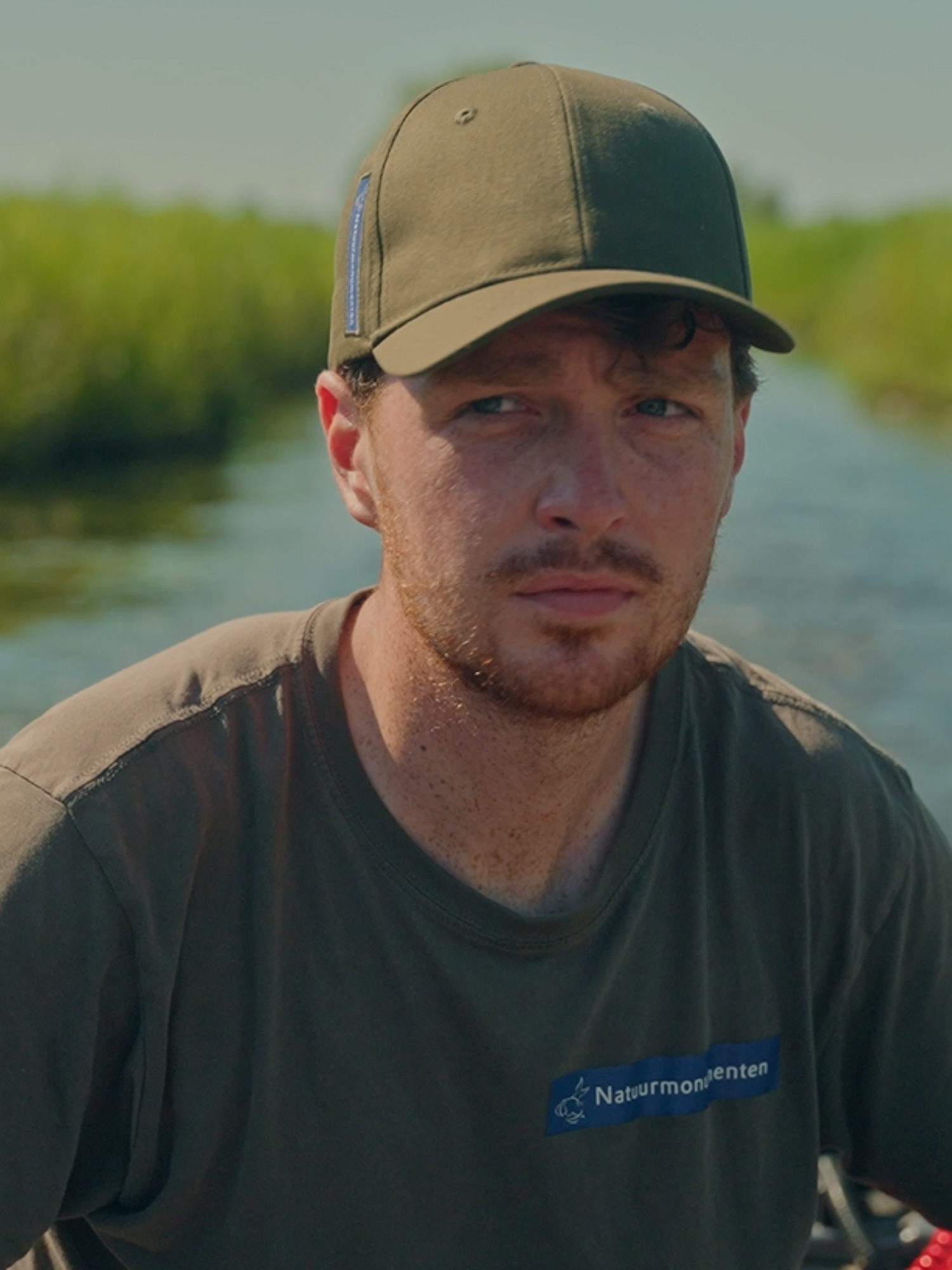 Bloemstudent in aanloop naar WorldSkills Lyon met de vlag van Yuverta