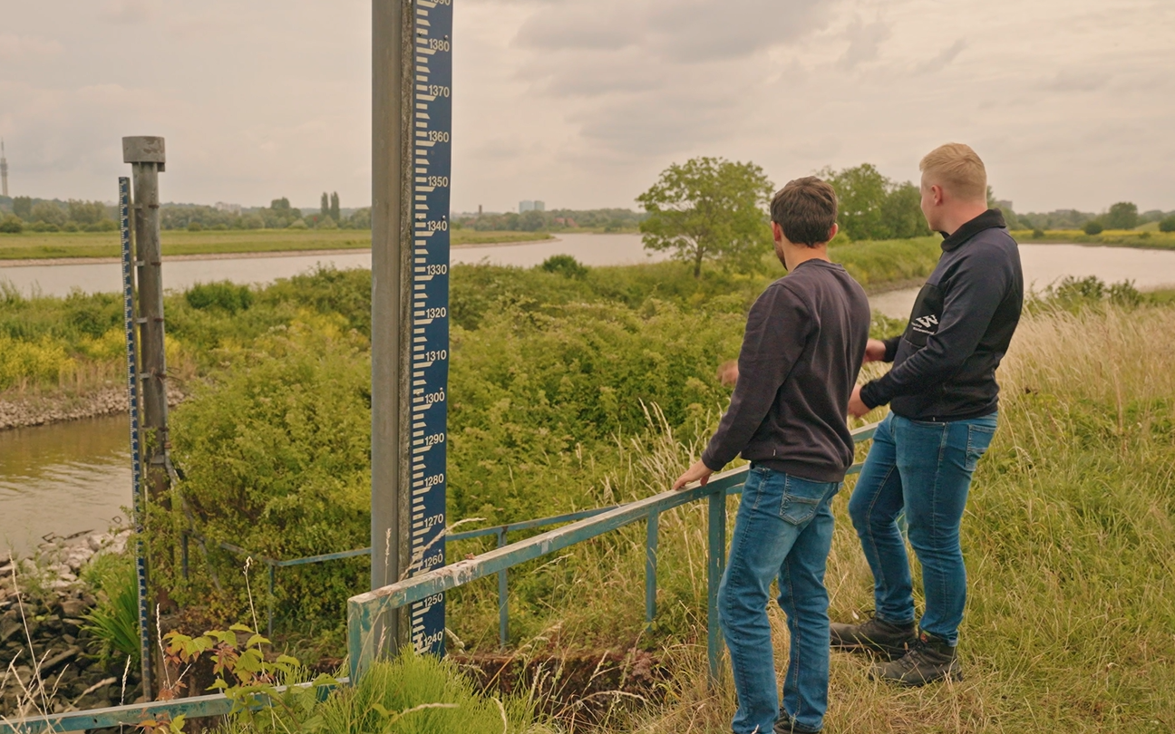 Docent van Yuverta vmbo Eindhoven neemt een vlog op met zijn eigen telefoon