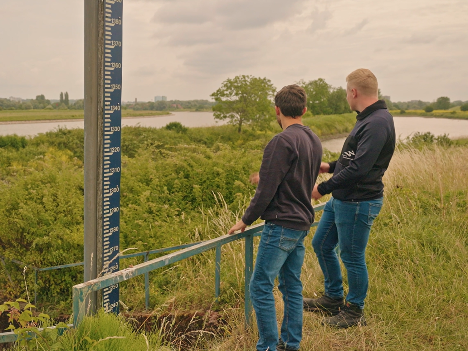 Docent van Yuverta vmbo Eindhoven neemt een vlog op met zijn eigen telefoon