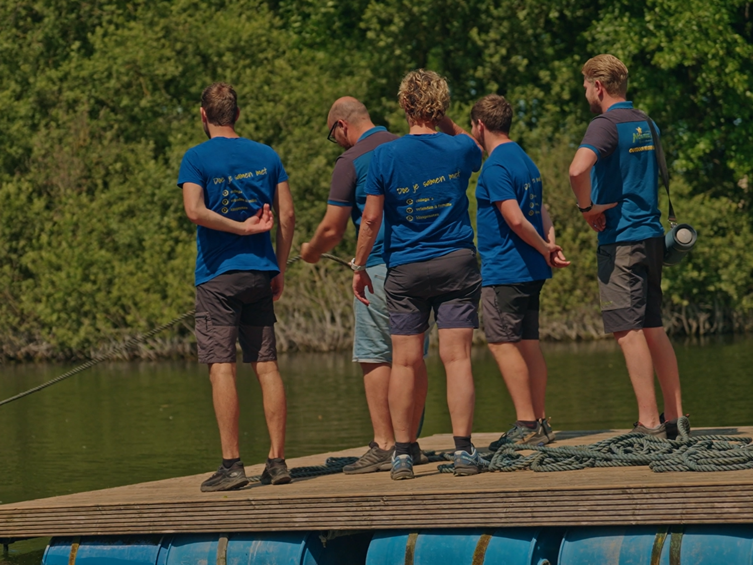Leerling lachend voor een boekenkast