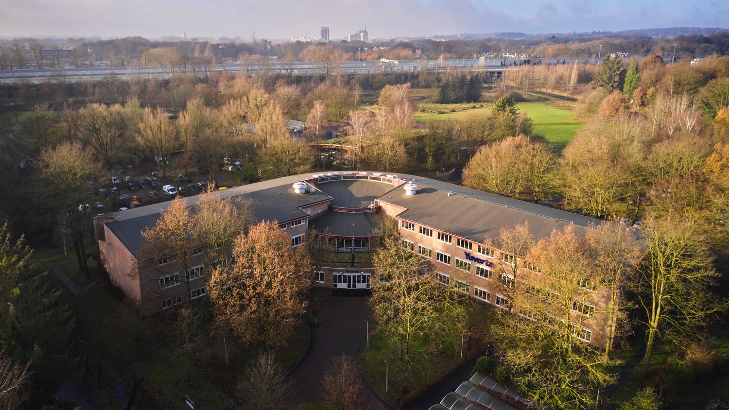 Meisje zittend op een bank voor kluisjes