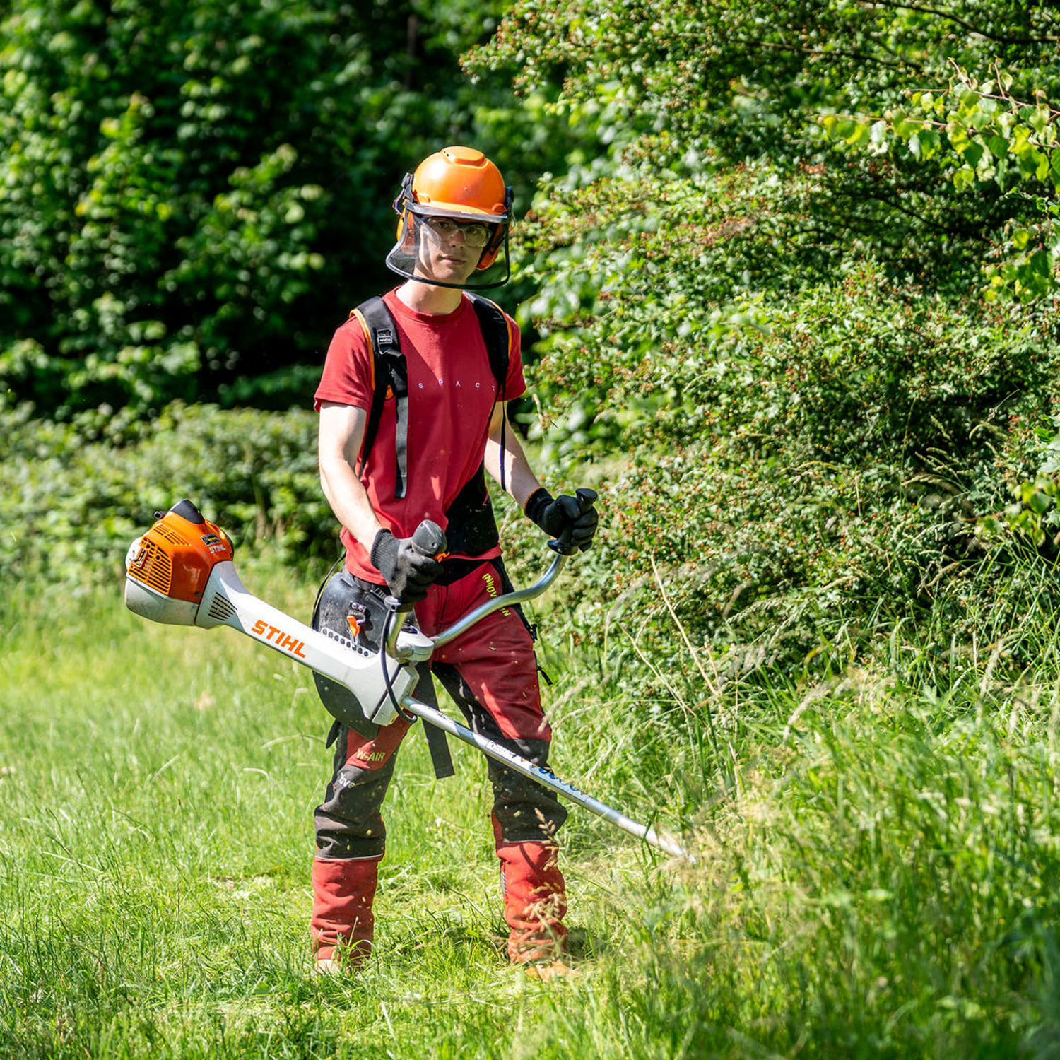 Een student met planten in de hand
