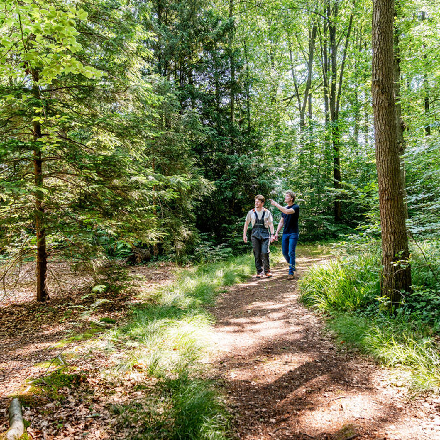 Een student met planten in de hand