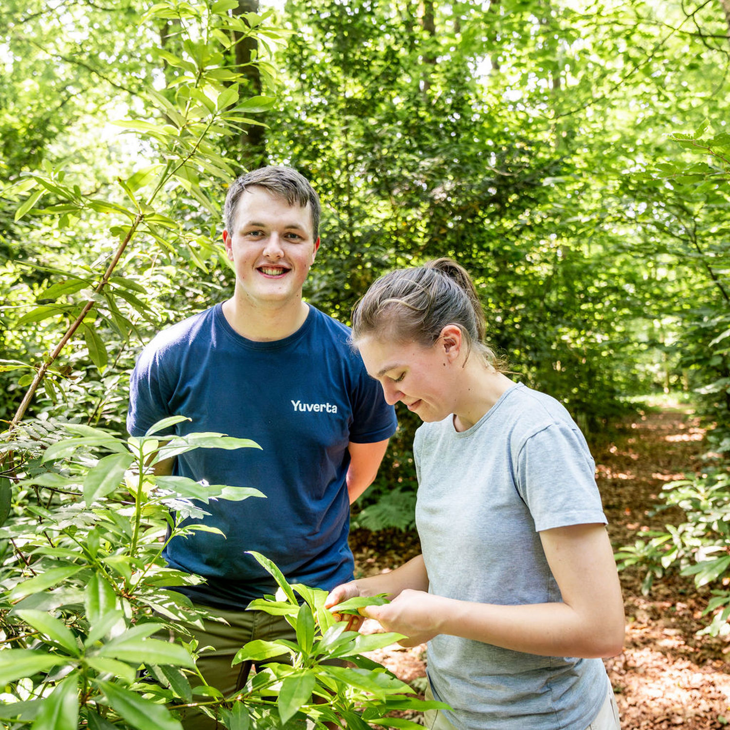 Een student met planten in de hand