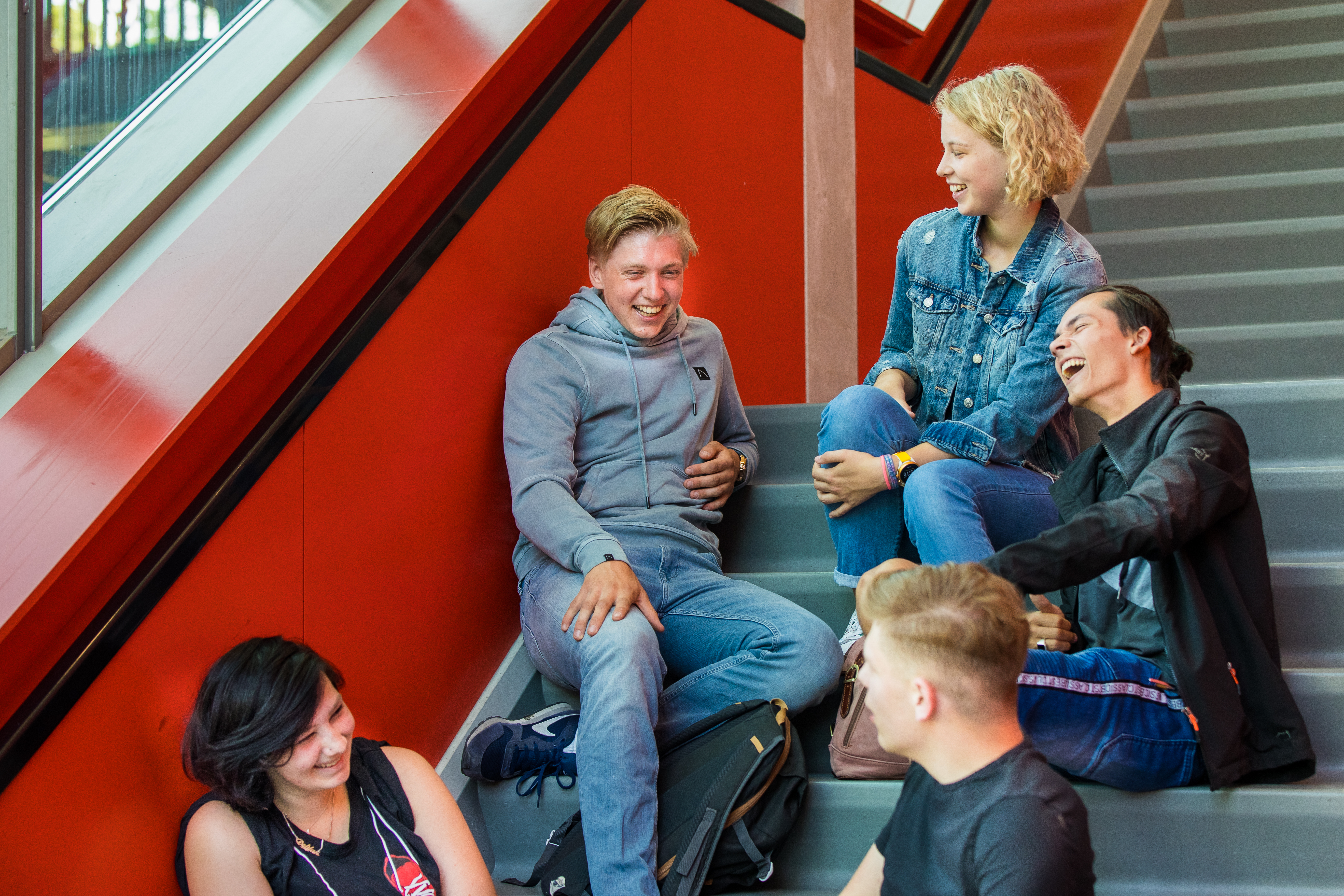 Meisje zittend op een bank voor kluisjes