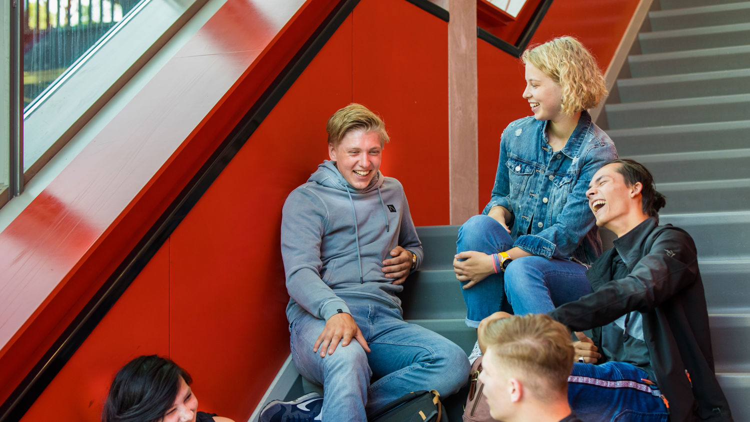 Meisje zittend op een bank voor kluisjes
