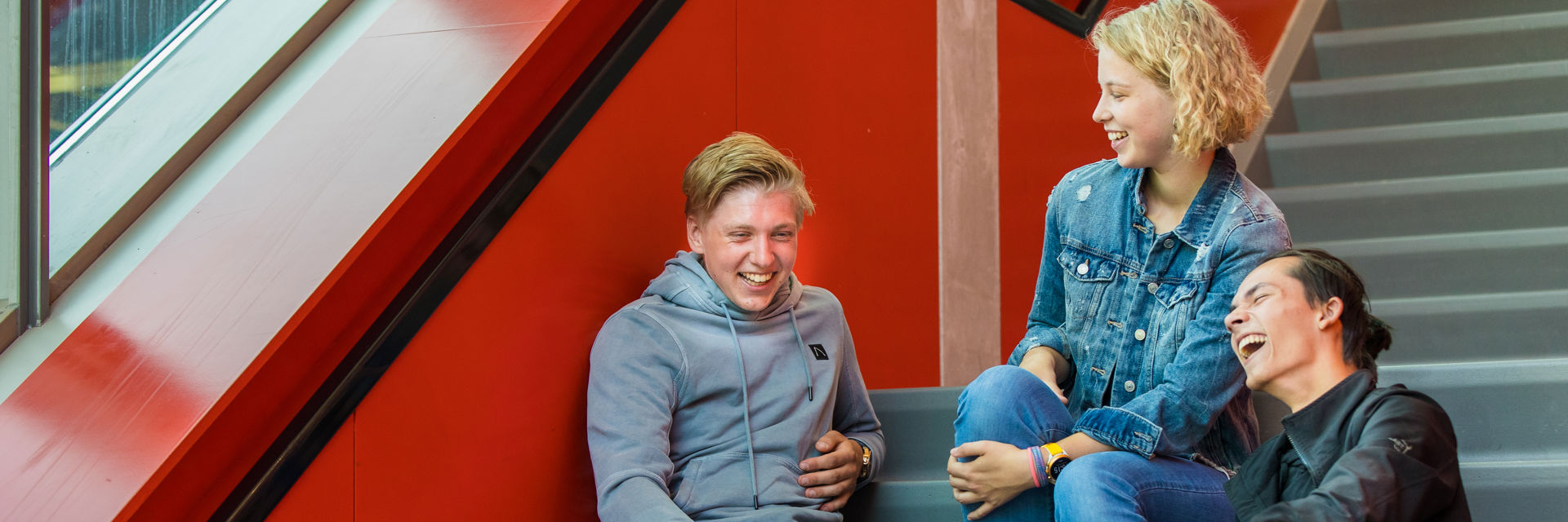 Een groep studenten zit op een trap