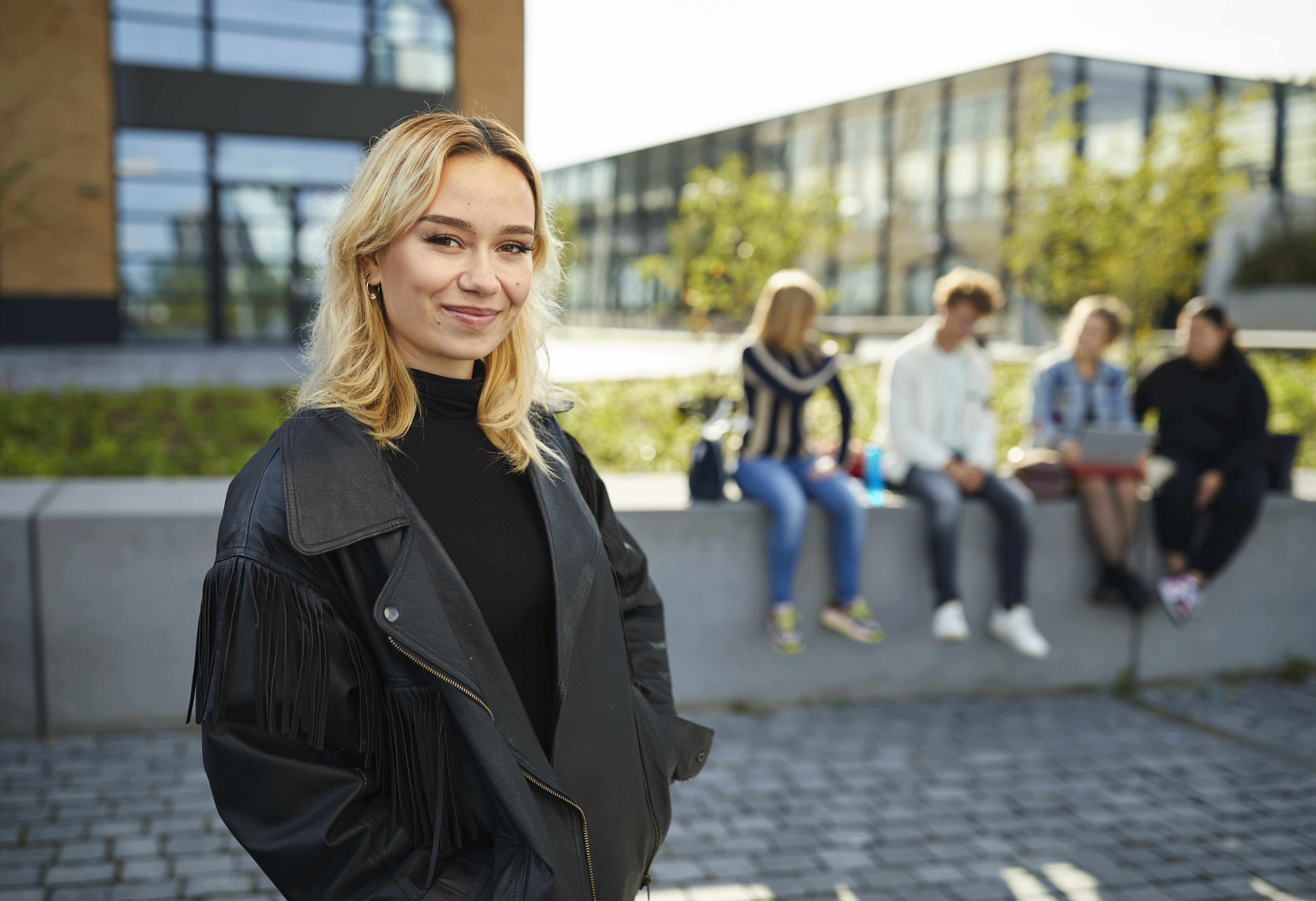 Meisje zittend op een bank voor kluisjes