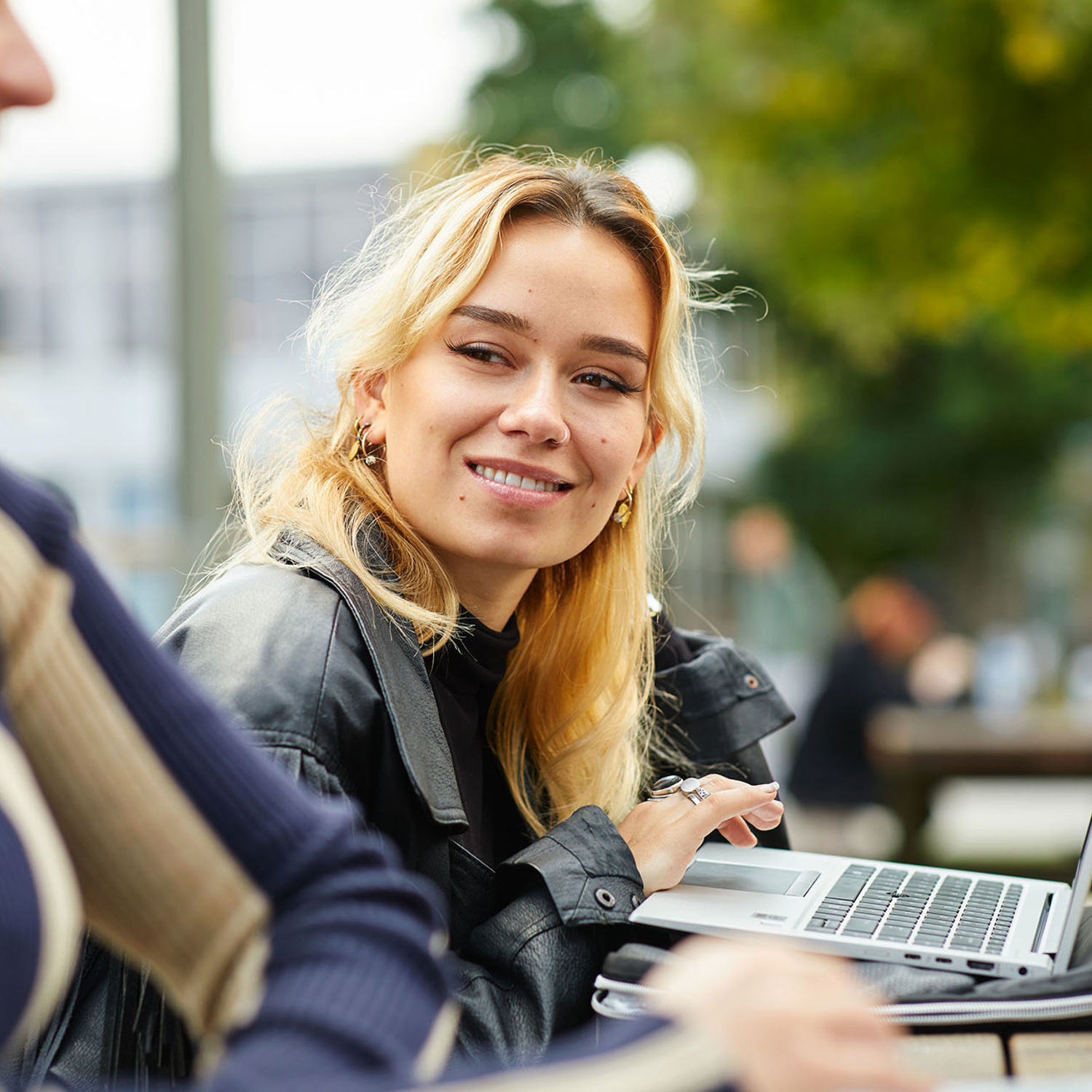 Een student rijdt lachend paard