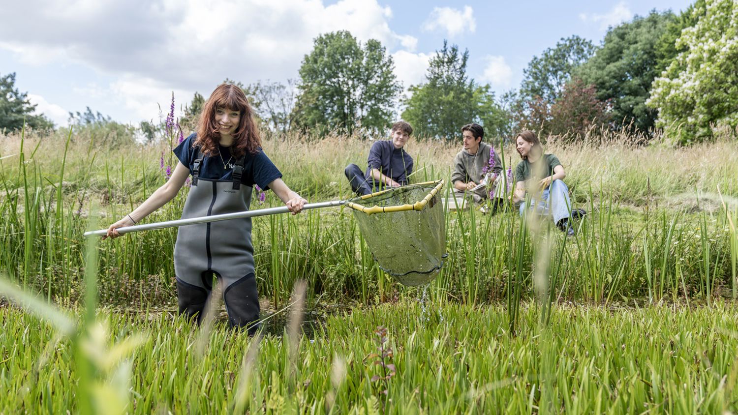 Meisje zittend op een bank voor kluisjes