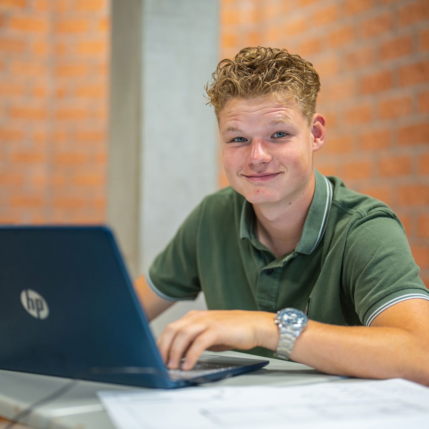 Meisje zittend op een bank voor kluisjes