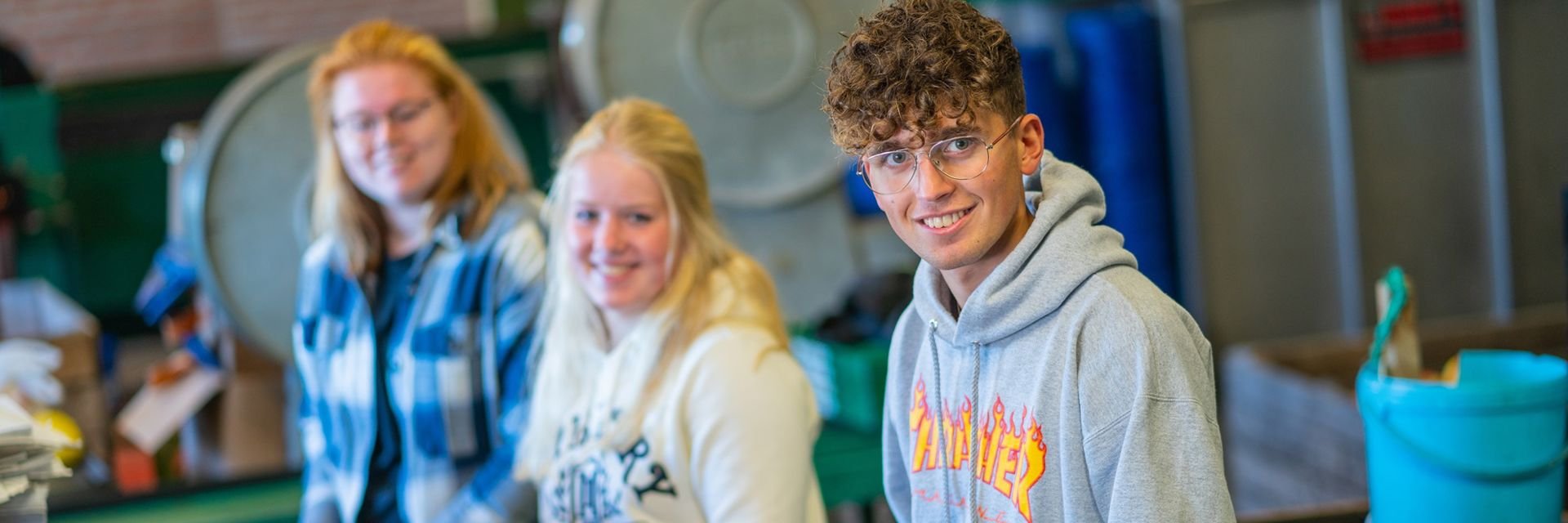 Studenten staan bij fruitmanden